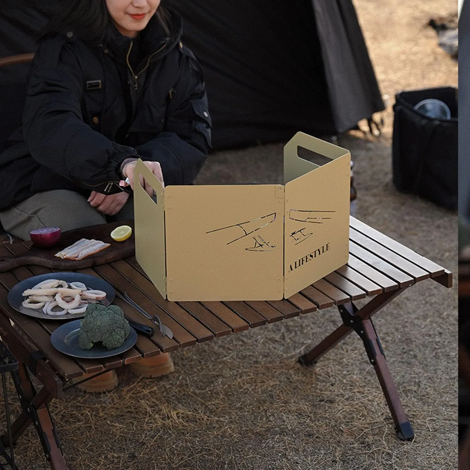 4 Plates Camping Stove Windscreen, Carbon Steel Folding Stove Windshield with Handle, Thicken Wind Blocker with Storage Bag, Suitable for Outdoor Picnic BBQ Camping Hiking (Khaki)