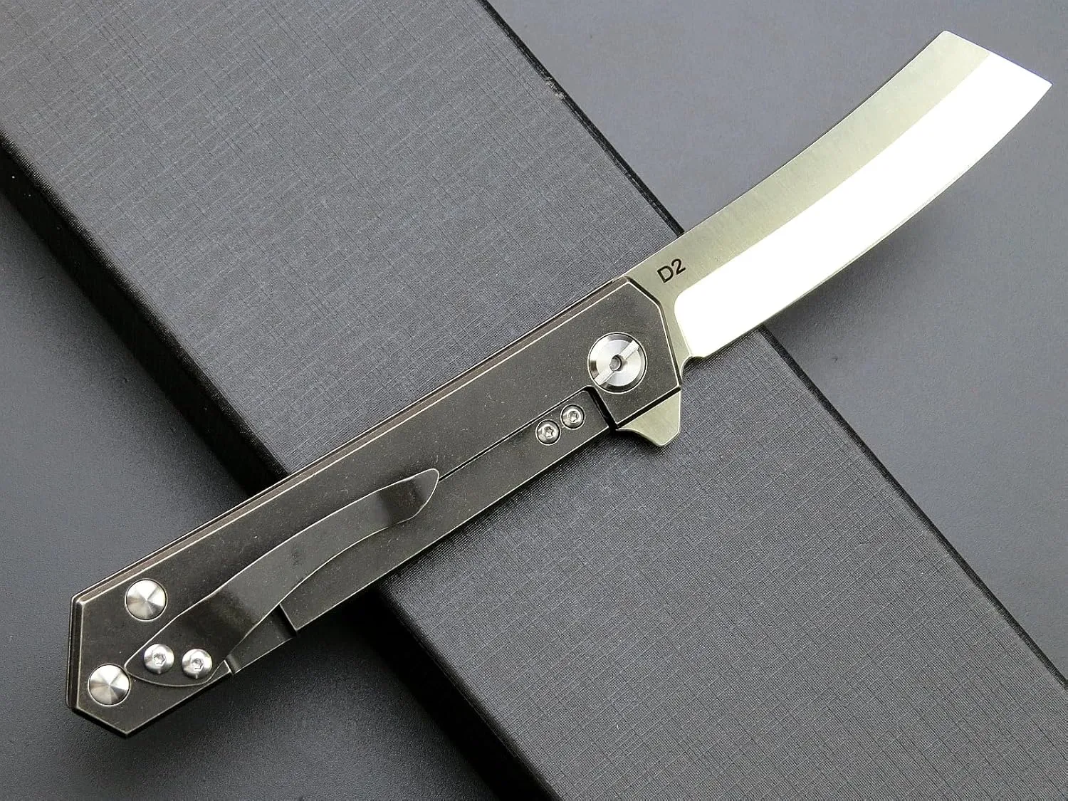 Eafengrow EF97 Pocket Knife Folding Knives D2 Steel Blade Titanium Handle Camping Outdoor Tools Knife EDC Hand Tool (black)