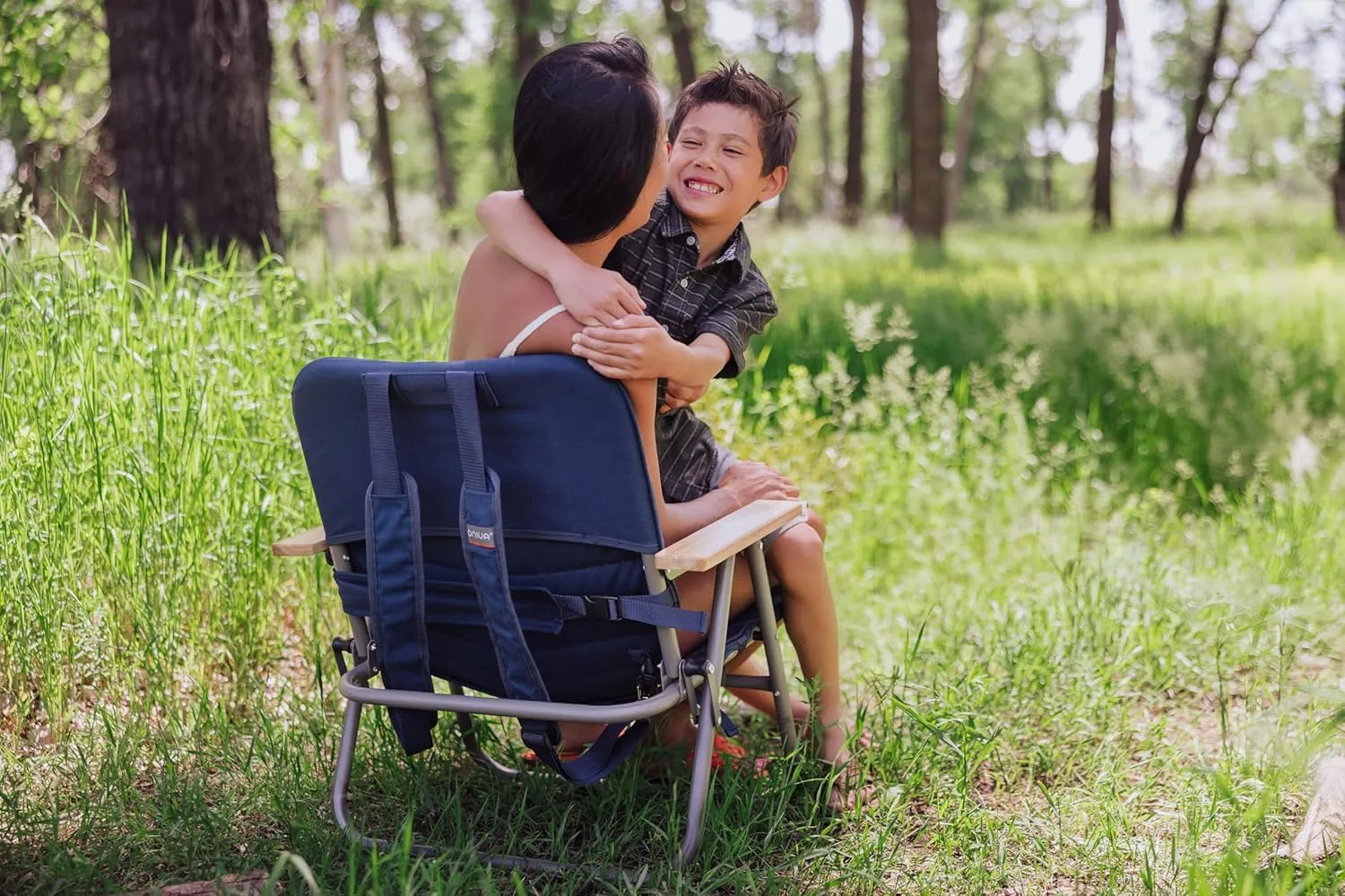 PICNIC TIME Descanso Padded Beach Chair, Low Camping Chair with Removable Washable Cover, Backpack Beach Chair
